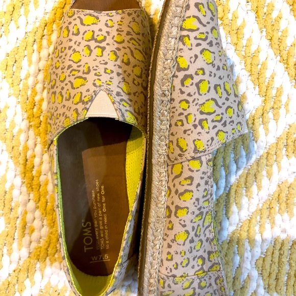 TOMS leopard print open toe slip ons with neon yellow - Picture 1 of 3